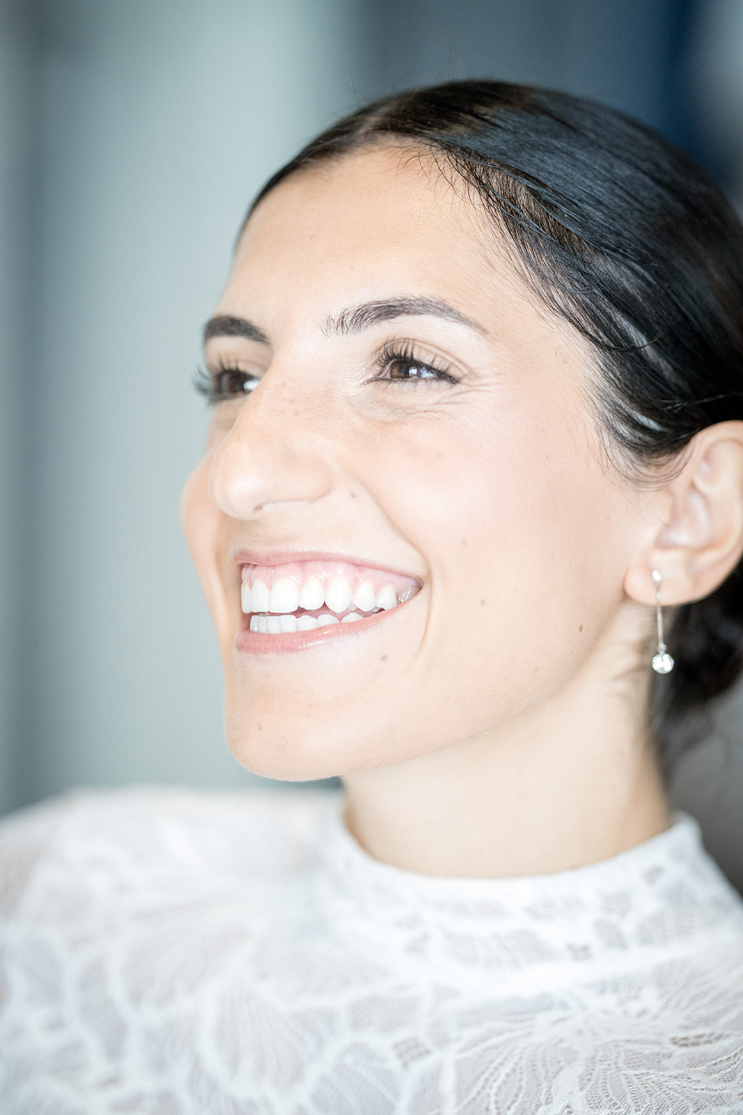Mariée souriante avec un maquillage naturel et lumineux - Maquilleuse Lyon