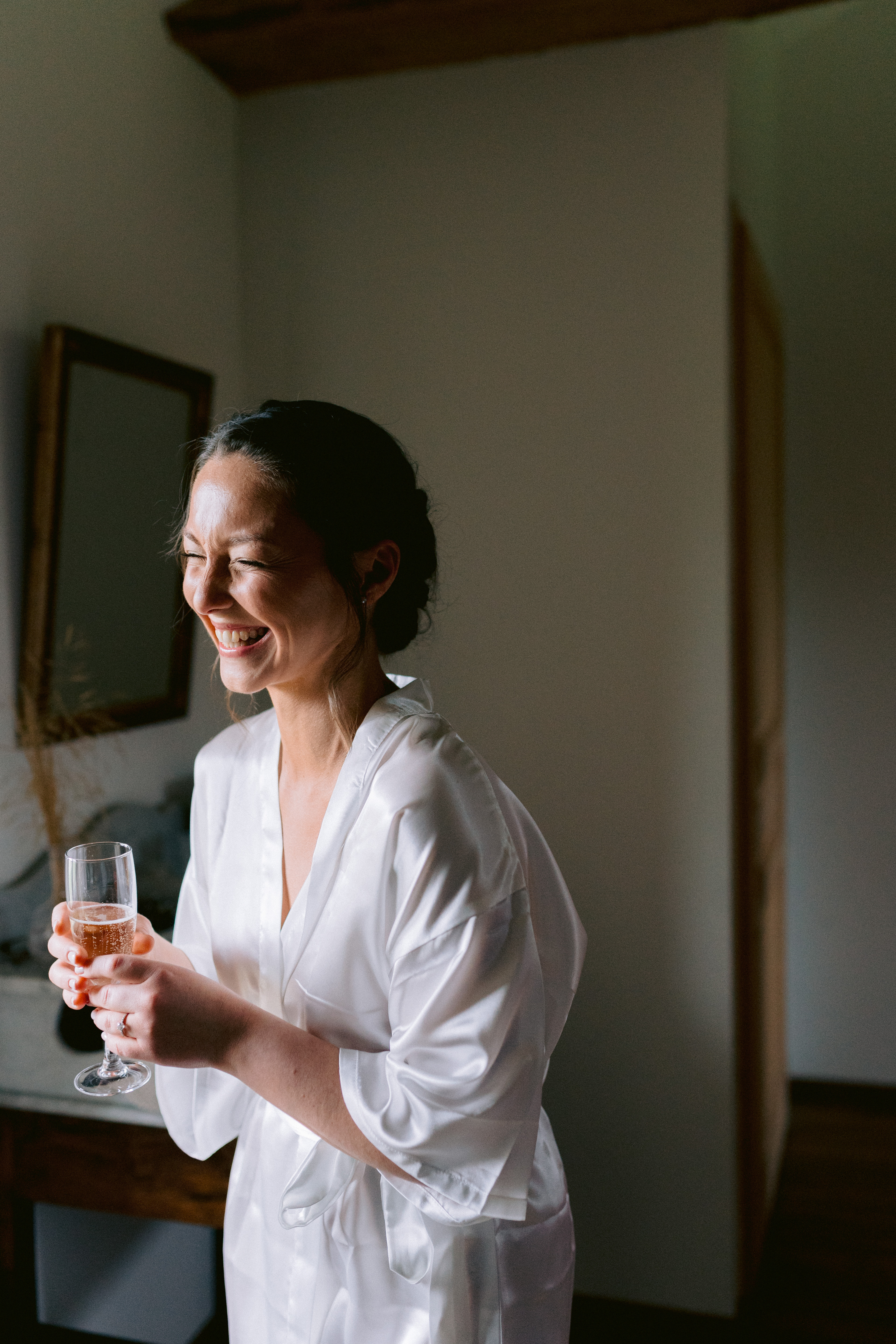 Mariée souriante lors de ses préparatifs