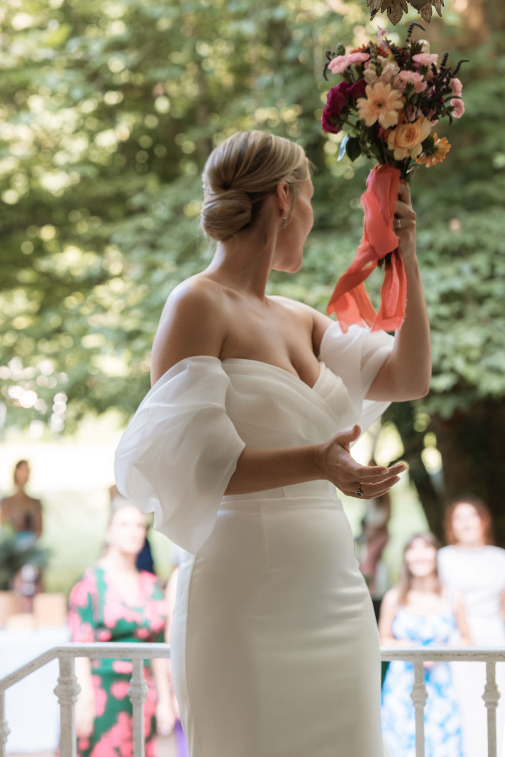Mariée élégante de dos avec un chignon bas - coiffeuse mariage lyon