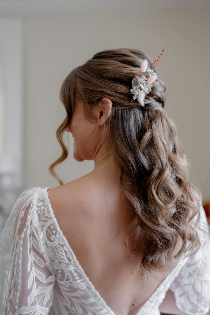 Coiffure semie-attachée d'une mariée avec de belles boucles